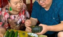 妈妈吃大瓜,甜蜜滋味传递家的温馨