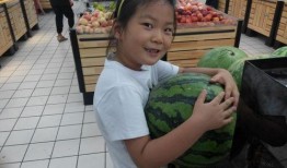 妈妈吃大瓜,甜蜜滋味传递家的温馨