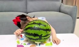 妈妈吃大瓜,甜蜜滋味传递家的温馨