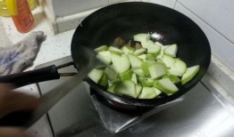 炒着吃的小圆瓜,炒小圆瓜，简单易做，营养满分