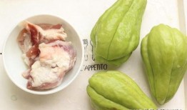 小孩吃8月瓜,小孩品尝8月瓜的欢乐时光