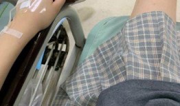 女生输液吃瓜视频