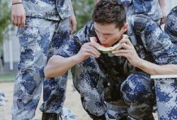 台湾军营情侣吃瓜视频