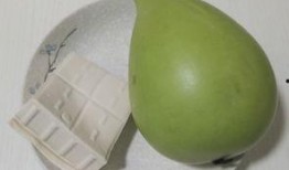 小孩吃8月瓜,小孩品尝8月瓜的欢乐时光